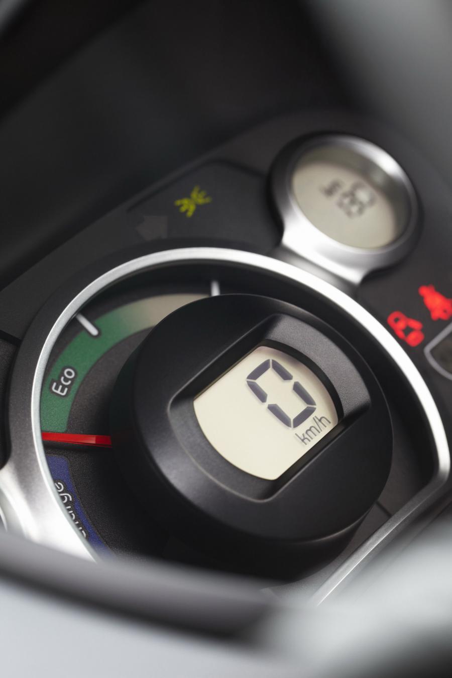  Peugeot iOn 2011 года  (фото 10 из 38)